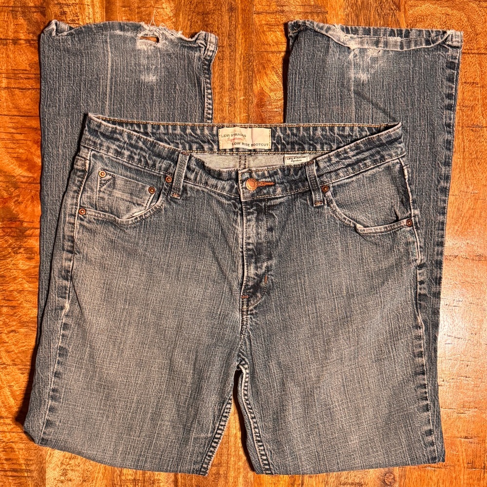 (12) Levi Strauss Signature Low Rise Bootcut Very Worn Bottom Hem